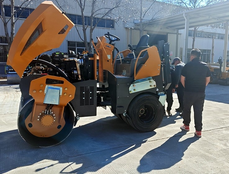 3月18日，哈薩克斯坦客戶(hù)來(lái)廠(chǎng)體驗(yàn)考察5噸膠輪壓路機(jī)