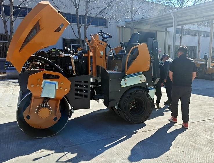 3月18日，哈薩克斯坦客戶來廠體驗考察5噸膠輪壓路機